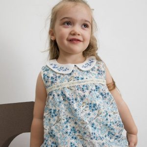 MAVİ KUŞ VE ÇİÇEK DESENLİ BEBEK YAKA İŞLEMELİ ELBİSE Mavi