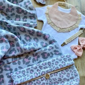 6Parça Greopard Müslin Set(Müslin Örtü , Düzenleyici Anne Çanta , Emzik Klipsi , 2 Adet Toka ,Önlük) Gri