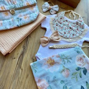 Rosegarden Müslin Set(Müslin Battaniye ve Örtü,Anne Çanta,Emzik Klipsi,2 Adet Toka,Önlük) Pembe